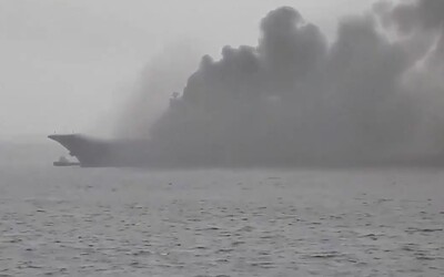 Rusku hoří jeho jediná letadlová loď. Zřejmě ji podpálili svářeči