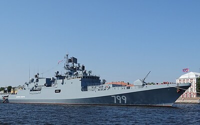 Ruskou válečnou loď Admirál Makarov zřejmě zasáhla ukrajinská raketa. Loď je po útoku v plamenech