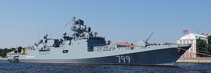 Ruskú vojnovú loď menom Admirál Makarov zasiahla ukrajinská raketa. Loď je po útoku v plameňoch