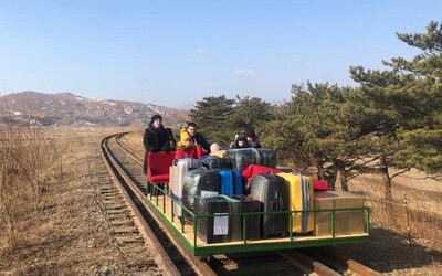 Ruský diplomat si musel ze Severní Koreje vlastnoručně odtlačit rodinu na kolejovém vozíku. Neměl jinou možnost