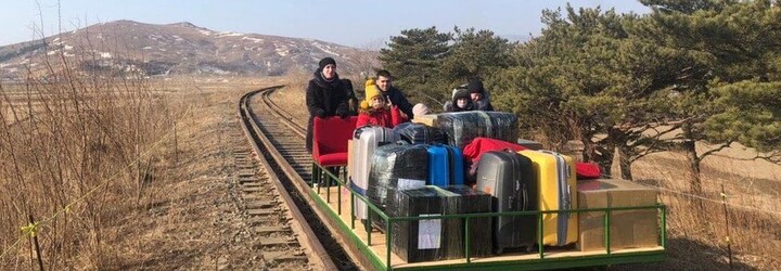 Ruský diplomat si musel zo Severnej Kórey vlastnoručne odtlačiť rodinu na koľajovom vozíku. Nemal inú možnosť