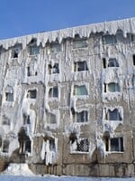 Ruský panelák obkolesil ľad. Voda z prasknutého potrubia zamrzla priamo na budove