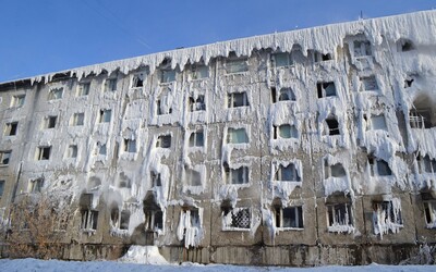 Ruský panelák obkolesil ľad. Voda z prasknutého potrubia zamrzla priamo na budove