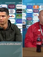 Ruský trenér reagoval na Ronaldovo odmítání Coca-Coly. Na tiskovce vzal obě láhve, jednu si otevřel a s chutí se napil 