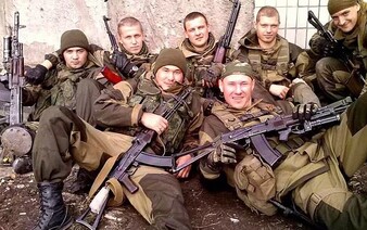 Ruský voják měl nožem uříznout hlavu Ukrajinci. Internetem se šíří děsivá videa, která prý zachycují ruská zvěrstva
