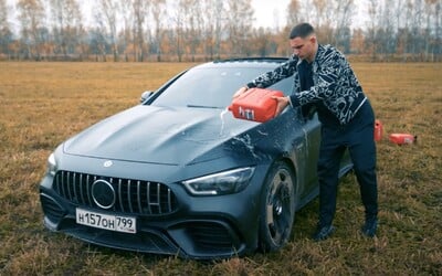 Ruský youtuber podpálil svoje AMG za vyše 200-tisíc €. Údajne mu prinášalo len starosti