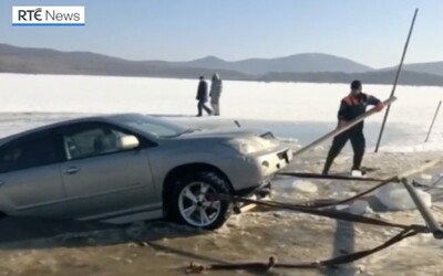 Ruským rybárom sa prepadli autá. Parkovali totiž na zamrznutom jazere