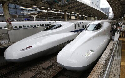 Rušňovodič rýchlovlaku v Japonsku odišiel počas jazdy na toaletu. Nechcel zastaviť, aby nemali meškanie