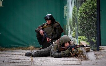 Rusové zaútočili na Kyjev, prezidentské volby na české ambasádě jsou přerušeny