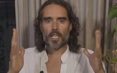 Russell Brand sa vyjadril k obvineniam zo znásilnení. Tvrdí, že médiá sú skorumpované a vláda sa proti nemu spolčila