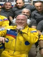 Ruští kosmonauti nastoupili na palubu ISS v modro-žlutých kombinézách. Prý měli spoustu žlutého materiálu, tak ho museli použít