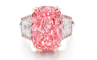 Ružový diamant vydražili v Hongkongu za rekordných 57,7 milióna dolárov, čo je najvyššia cena za karát v aukcii