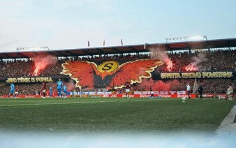 Rvačka před letenským stadionem. Ultras zmlátili bývalého speakera, skončil v nemocnici