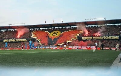 Rvačka před letenským stadionem. Ultras zmlátili bývalého speakera, skončil v nemocnici