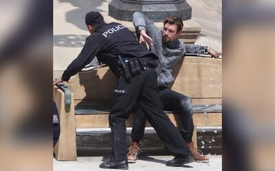 Ryan Gosling přepral policejní hlídku a oslavil to tancem. Takto pokračuje natáčení filmu The Gray Man v Praze
