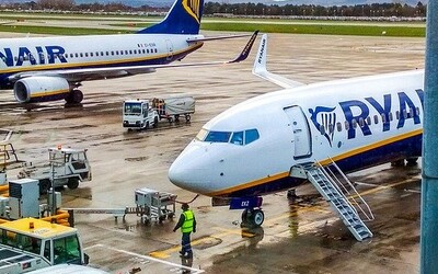Ryanair ruší papierové palubné lístky. Cestujúci sa od novembra dostanú na palubu len s mobilom