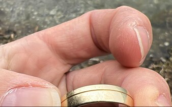 Rybár na Zlatých pieskoch chytil vzácny úlovok. Na brehu jazera našiel obrúčku, rozhodol sa nájsť majiteľa