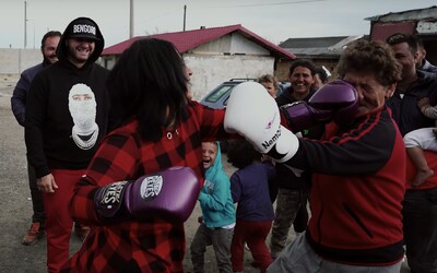Rytmus zorganizoval boxerský turnaj v rómskej osade. Sleduj nové Rapíky starej matere