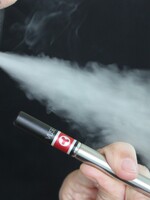 S nárůstem prodeje e-cigaret stoupají v USA dětské otravy nikotinem