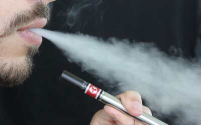 S nárůstem prodeje e-cigaret stoupají v USA dětské otravy nikotinem