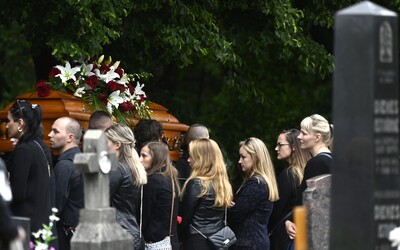 S odvážnym učiteľom z Vrútok, ktorý obetoval svoj život za záchranu detí, sa prišli rozlúčiť na pohreb stovky ľudí