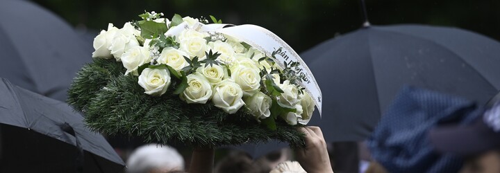 S odvážným učitelem z Vrútek, který obětoval svůj život za záchranu dětí, se přišly rozloučit na pohřeb stovky lidí