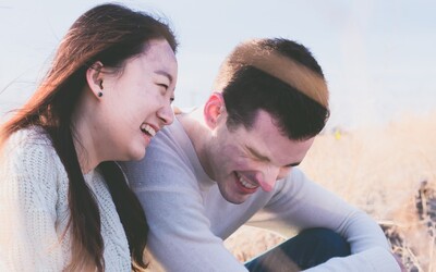 S přáteli se směješ jinak než se svým partnerem, ukazuje nová studie