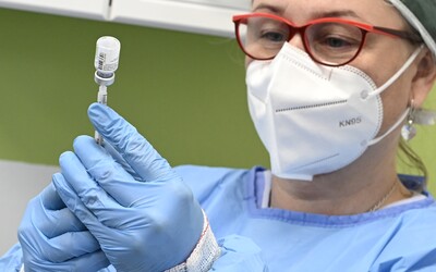 S věkem klesá v Česku zájem o očkování. Takto jsou zatím proočkované jednotlivé věkové kategorie