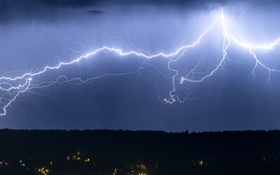 SHMÚ: Slovensko potrápia ďalšie silné búrky. Meteorológovia vydali viaceré výstrahy pre rôzne časti krajiny