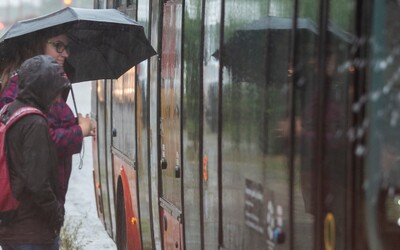 SHMÚ varuje pred extrémnym počasím. Intenzívne zrážky a nárazový vietor ohrozia viaceré regióny