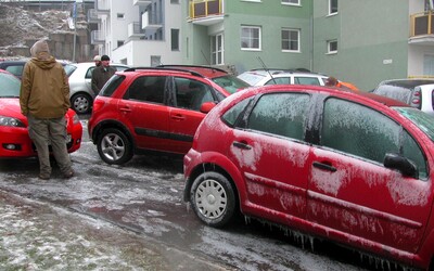 SHMÚ vydáva výstrahy: na Slovensku hrozia poľadovice. V týchto regiónoch platí výstraha pred víchricou 