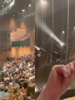 SND reaguje na Tabakovej narušenie predstavenia. Jej pokus vnímajú ako snahu obnoviť zabudnutú popularitu