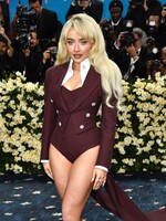 Sabrina Carpenter na Met Gala stelesnila svoj hit Espresso. Jej „malý a hnedý“ outfit vyzeral ako shot kávy, žartujú ľudia