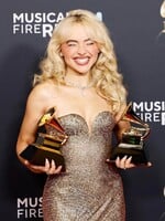 Sabrina Carpenter prekvapila fanúšikov. Vydá deluxe verziu albumu aj s krstnou mamou Miley Cyrus