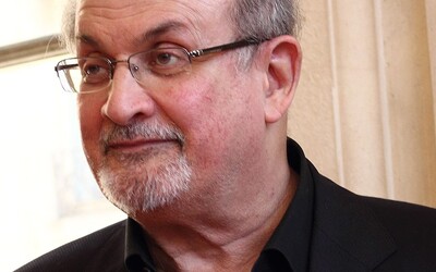 Salman Rushdie byl odpojen od umělé plicní ventilace a je schopen mluvit