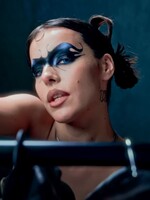 Sara Rikas a Yzomandias spájajú sily v novej tanečnej piesni „Talk2me“. V klipe spolu predviedli nezameniteľný štýl