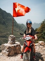 Sarah projela na motorce severní Vietnam. Hned druhý den skončil člen posádky v nemocnici, co od takového zájezdu čekat?