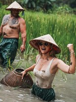 Sarah vyrazila do Vietnamu na ryby: „Místní se divili, že blondýna jde chytat ryby do bahna holýma rukama“