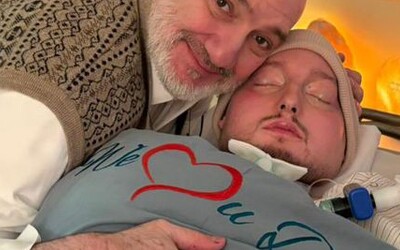 Saúdský „spící princ“ zemřel po 20 letech v kómatu. Celou dobu se o něj staral jeho otec