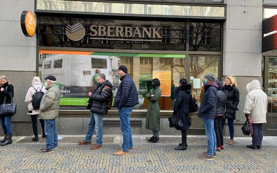 Sberbank napojená na Rusko musela zatvoriť všetky pobočky v Česku. Ľudia si hromadne vyberajú peniaze a rušia účty
