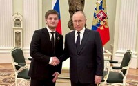Sedemnásťročný syn čečenského vodcu Kadyrova sa oženil. Pred svadbou si prišiel po gratuláciu za Putinom do Kremľa
