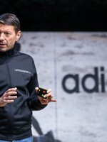 Šéf adidasu poslal email všetkým zamestnancom, napriek koronavírusu obchody nezatvoria 