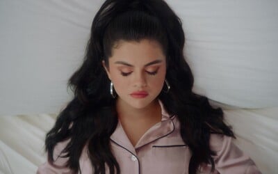 Selena Gomez je po zdravotních i psychických problémech zpátky. Užívá si v obrovské posteli