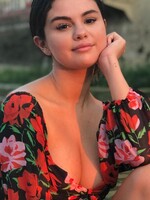 Selena Gomez má sice zlomené srdce, přesto září a tančí. Rozchod přirovnává k vyhnutí se výstřelu ze zbraně
