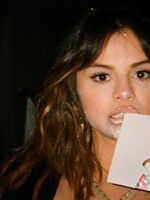 Selena Gomez má venku nové album Rare. Kromě zpěvu na něm najdeš i velice zajímavé rapové sloky