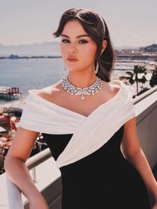 Selena Gomez se stala jednou z nejmladších miliardářek. Nejvíce jí vydělává Rare Beauty