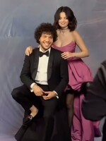 Selena Gomez zažila svoj prvý maturitný ples. Benny Blanco jej splnil stredoškolský sen