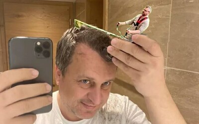 Selfie Andreja Danka s holiacim strojčekom pobláznila internet. Ostrihám vás všade je adaptácia na esemesky so Zsuzsovou