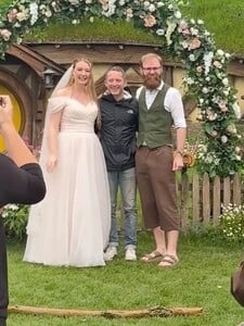 Sen každého fanúšika Pána prsteňov: Mladomanželov na svadbe v Hobitíne prekvapil filmový Frodo