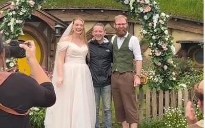 Sen každého fanúšika Pána prsteňov: Mladomanželov na svadbe v Hobitíne prekvapil filmový Frodo